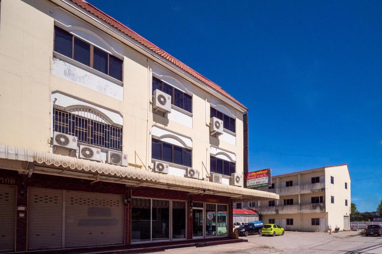 Oyo 836 Pk Residence Sattahip Bagian luar foto