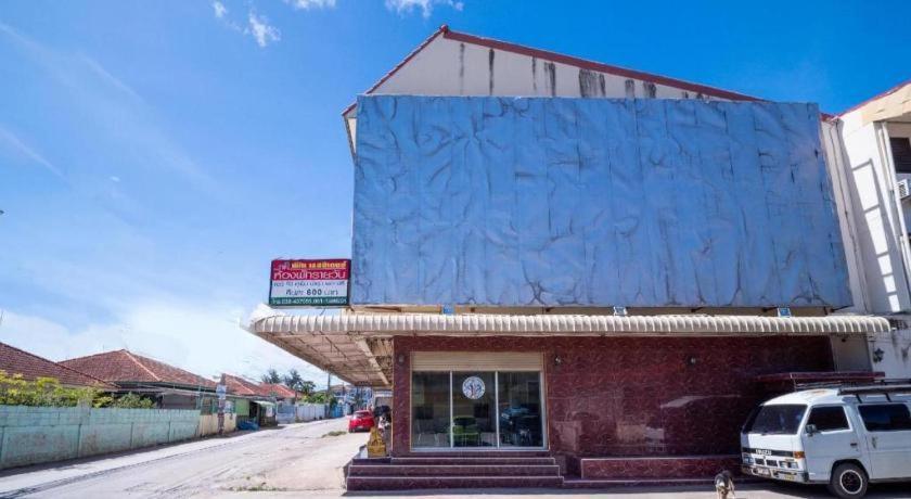 Oyo 836 Pk Residence Sattahip Bagian luar foto