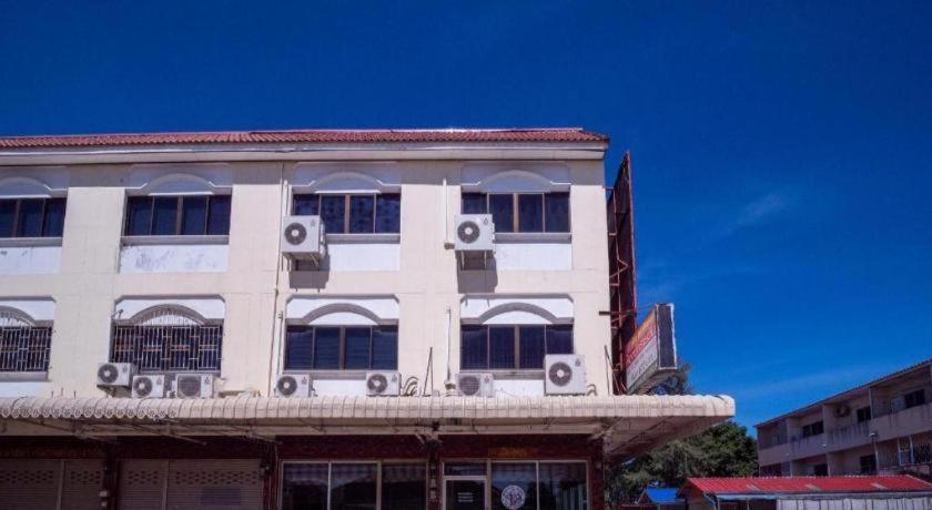 Oyo 836 Pk Residence Sattahip Bagian luar foto
