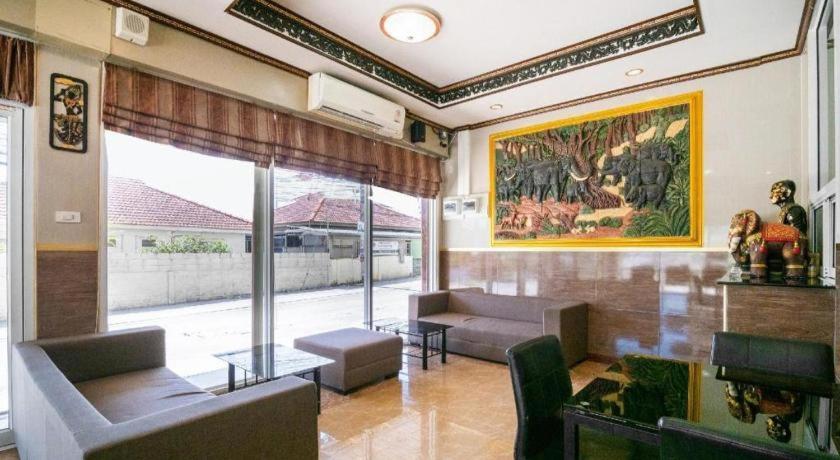 Oyo 836 Pk Residence Sattahip Bagian luar foto