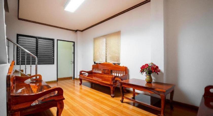 Oyo 836 Pk Residence Sattahip Bagian luar foto