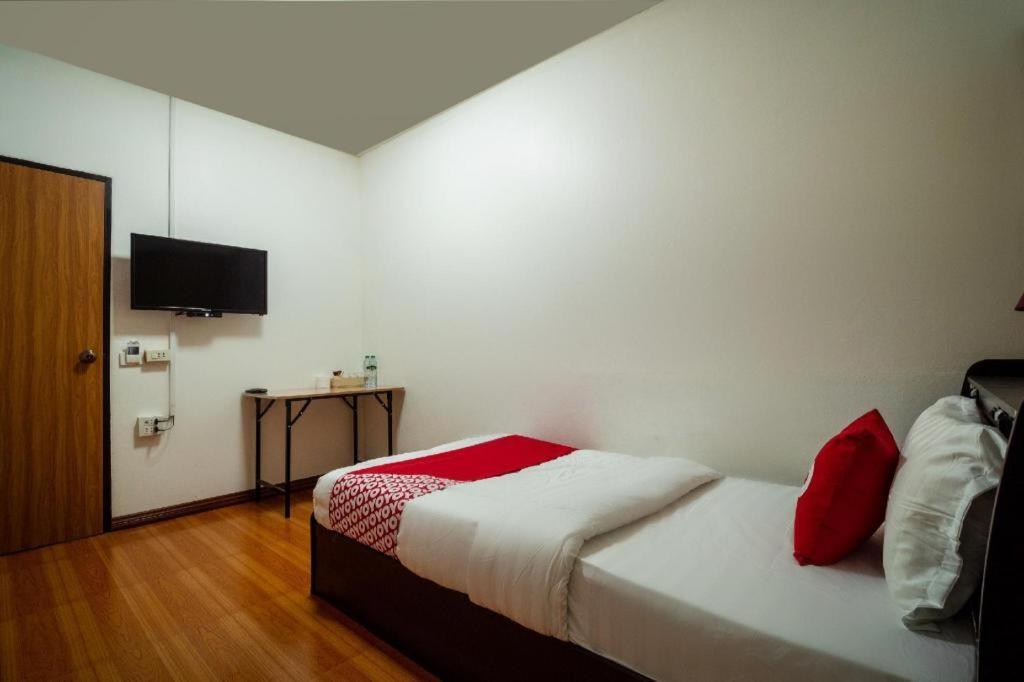 Oyo 836 Pk Residence Sattahip Bagian luar foto