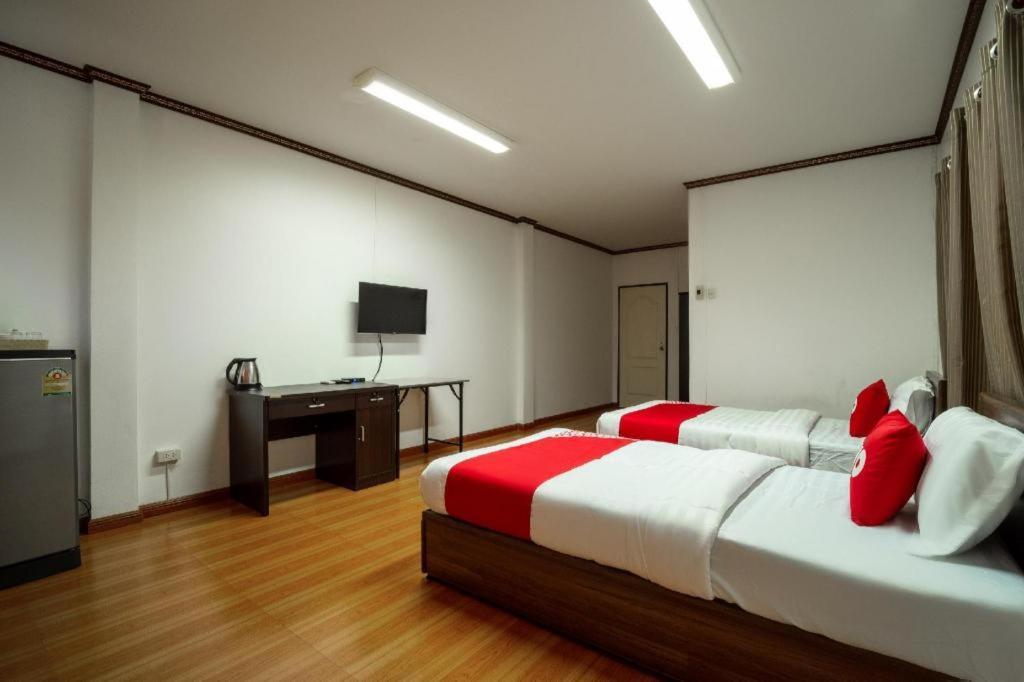 Oyo 836 Pk Residence Sattahip Bagian luar foto